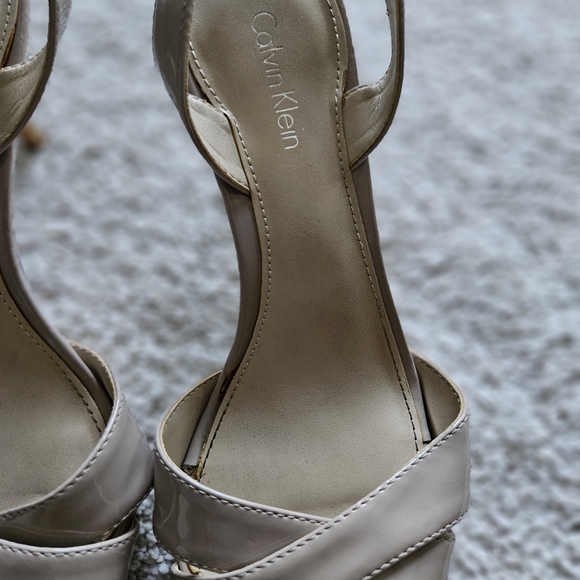 CALVIN KLEIN Tan patent leather heels...size 6.5 - Picture 2 of 7